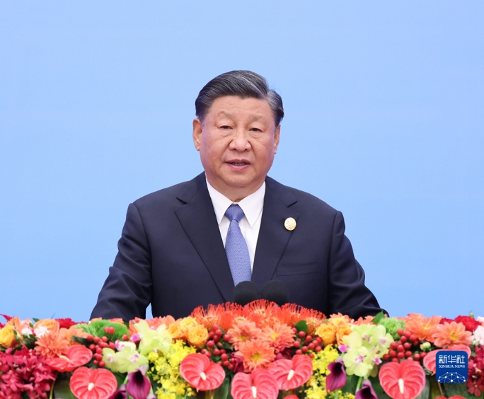 10月18日上午，国家主席习近平在北京人民大会堂出席第三届“一带一路”国际合作高峰论坛开幕式并发表题为《建设开放包容、互联互通、共同发展的世界》的主旨演讲。 新华社记者 王晔 摄