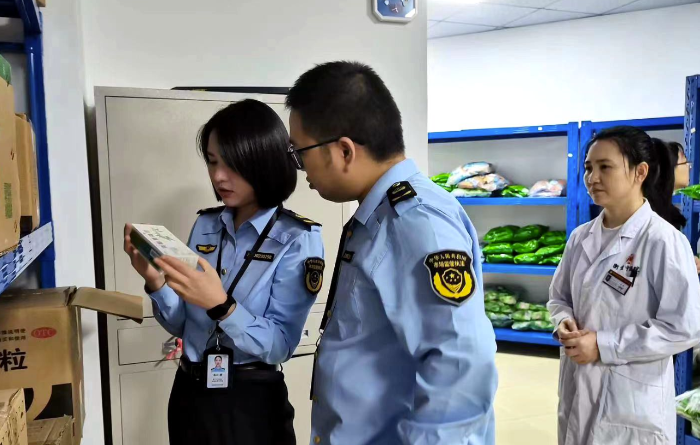 图为10月24日，重庆市涪陵区义和、敦仁两个街道市场监管所执法人员在敦仁街道一药品经营单位的仓库开展药械市场交叉检查。