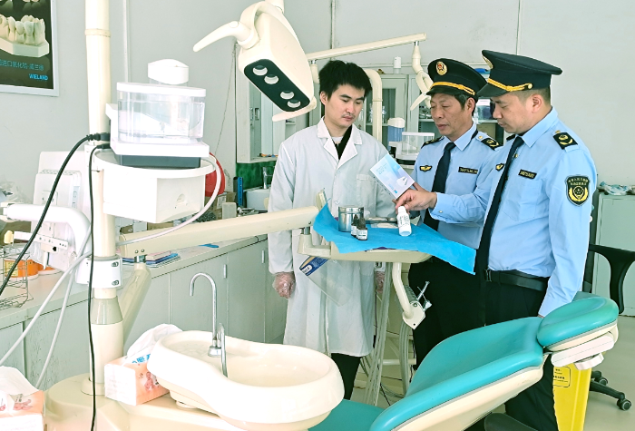 图为该局执法人员在一家口腔诊所检查医疗器械使用情况。