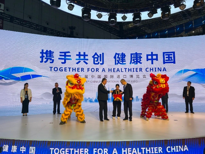 图为11月6日，第六届中国国际进口博览会上，辉瑞举办开馆仪式。
