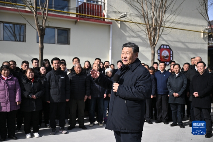 11月10日，中共中央总书记、国家主席、中央军委主席习近平在北京、河北考察灾后恢复重建工作。这是10日上午，习近平在北京门头沟妙峰山镇水峪嘴村考察时，同当地群众亲切交流。新华社记者 燕雁 摄