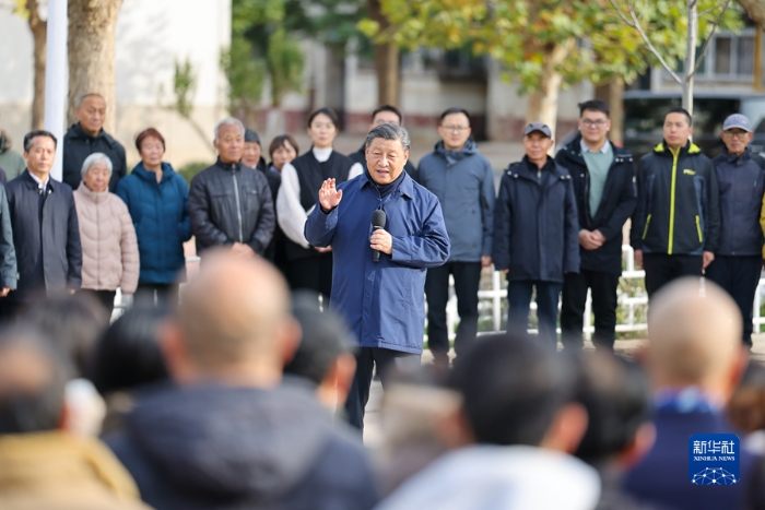 11月10日，中共中央总书记、国家主席、中央军委主席习近平在北京、河北考察灾后恢复重建工作。这是10日下午，习近平在河北保定涿州市双塔街道永济秀园小区考察时，同小区居民们亲切交流。新华社发（盛佳鹏摄）