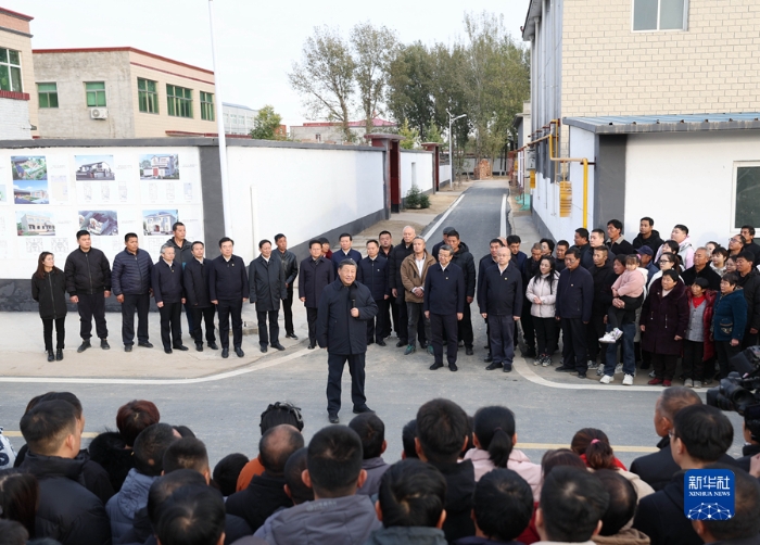 11月10日，中共中央总书记、国家主席、中央军委主席习近平在北京、河北考察灾后恢复重建工作。这是10日下午，习近平在河北保定涿州市刁窝镇万全庄村考察时，同村民们亲切交流。新华社记者 丁海涛 摄