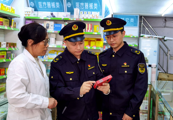 图为11月9日，该局清溪镇市场监管所执法人员在一家医疗器械经营单位检查医疗器械质量。
