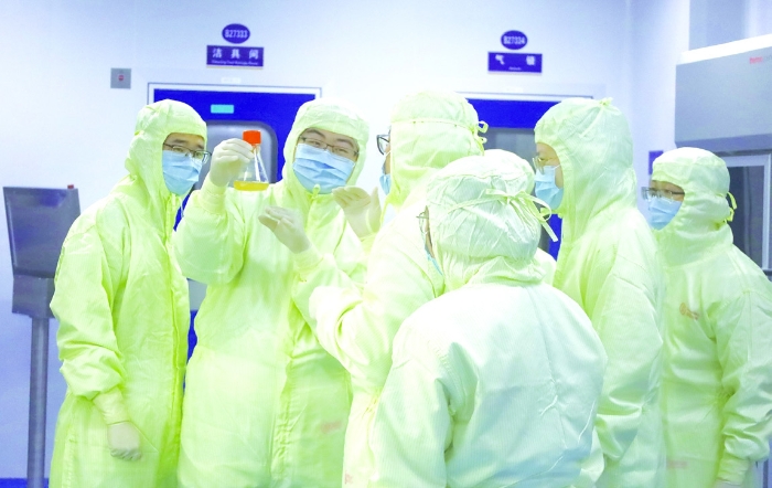 图为浙江省药品检查中心组织检查员在药品生产企业开展实训。  浙江省药品检查中心供图