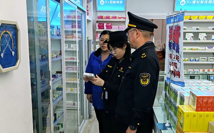 图为11月20日，该局江东街道市场监管所执法人员在一家药店检查药品的保质期。
