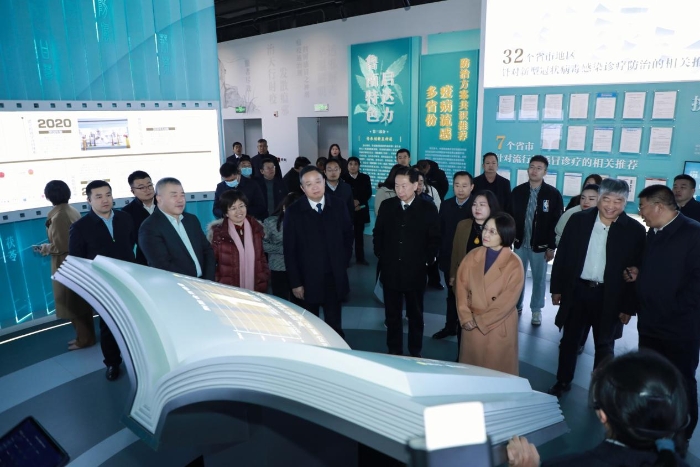众人参观启达力健康文化馆。企业供图