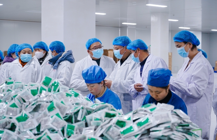 图为社区群众代表、药品从业人员在甘肃河西制药有限责任公司参观药品包装环节。