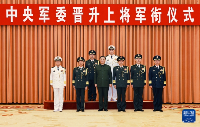 12月25日，中央军委晋升上将军衔仪式在北京八一大楼举行。中央军委主席习近平出席晋衔仪式。这是习近平等领导同志同晋升上将军衔的军官合影。新华社记者 李刚 摄