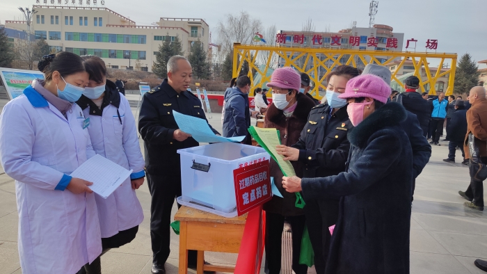 图为该局监管人员在永昌县文化广场发放安全用药科普宣传资料。（常鹏摄）