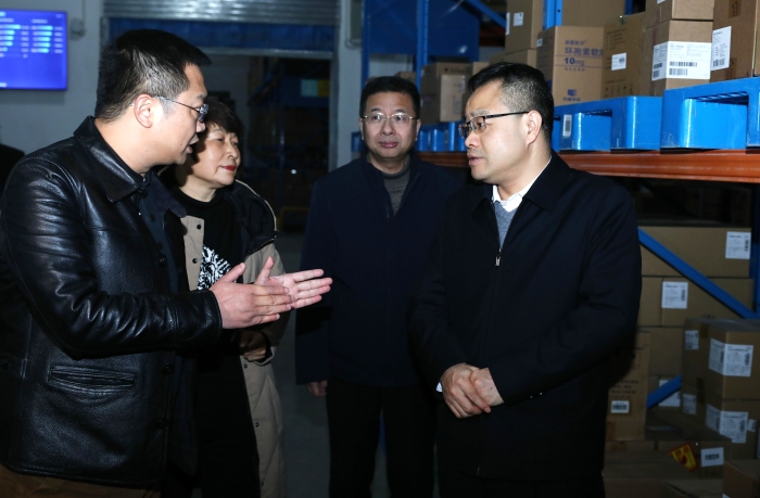 图为督导组与南京医药湖北有限公司负责人交谈。