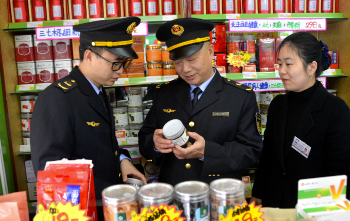 图为1月8日，该局马鞍街道市场监管所执法人员在一家药店检查中药饮片质量。