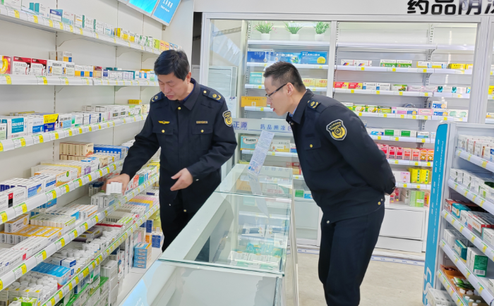 图为联合检查组在一家药店检查药品存放情况。