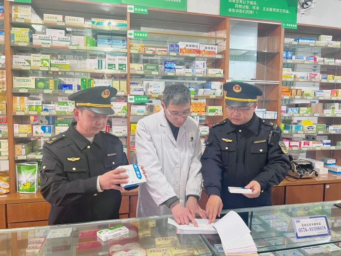 图为该局执法人员在一家农村药店核查药品购进票据和库存等情况。