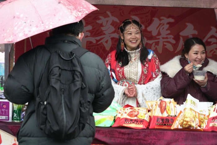 刘拾苹在向顾客推销产品。新华社记者万芃琦 摄