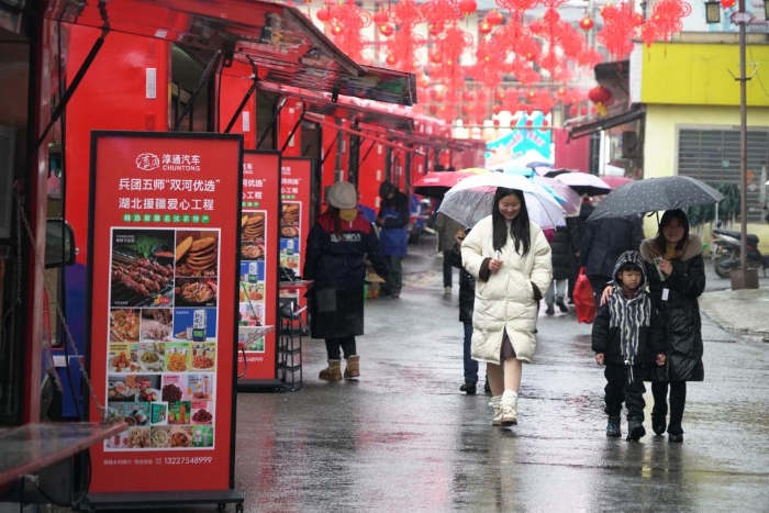图为茅庙集庙会新疆年货区。新华社记者万芃琦 摄