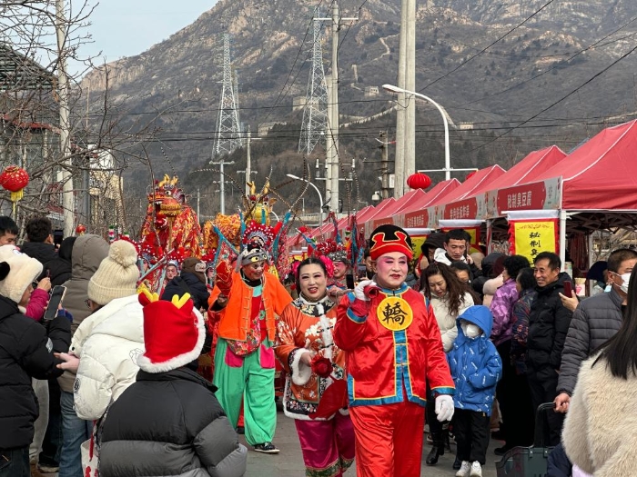 2月4日，身着戏服的演员在怀北古关迎春大集上表演。（新华社记者田晨旭 摄）