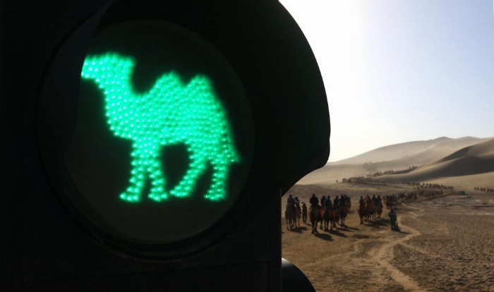 2023年10月2日在甘肃省敦煌市鸣沙山月牙泉景区拍摄的交通信号灯“骆驼绿灯”。新华社发（张晓亮 摄）
