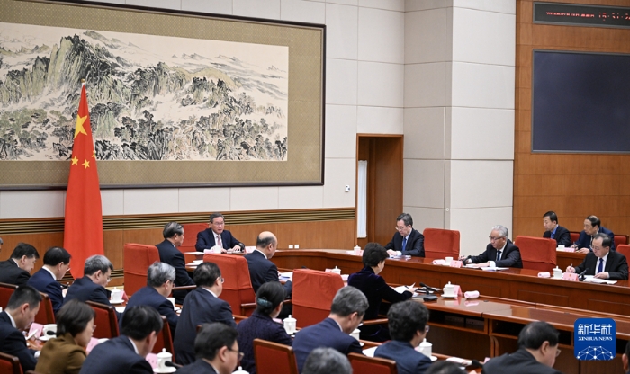 2月18日，国务院总理李强在北京主持召开国务院第三次全体会议。新华社记者 谢环驰 摄