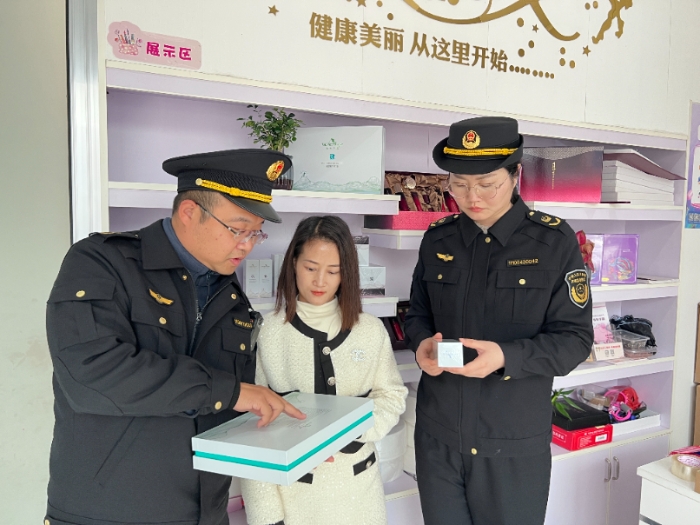 图为该局执法人员在一家化妆品专卖店检查化妆品外包装标签是否符合规定。