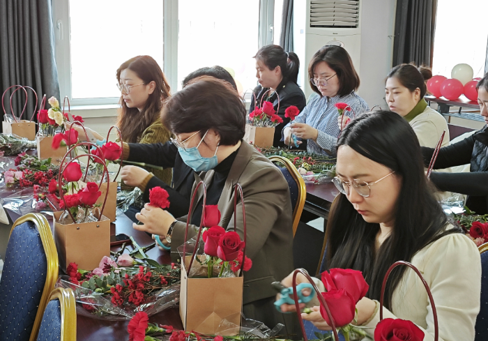 图为天津市药监局女职工参加创意插花活动现场。