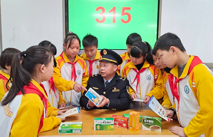 图为3月13日，该局工作人员为小学生讲解安全用药知识。