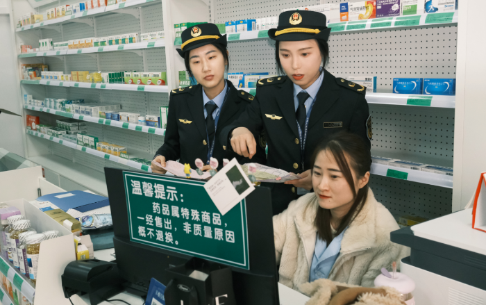 图为3月15日，该局执法人员在一家药店对网络销售药品情况进行检查。