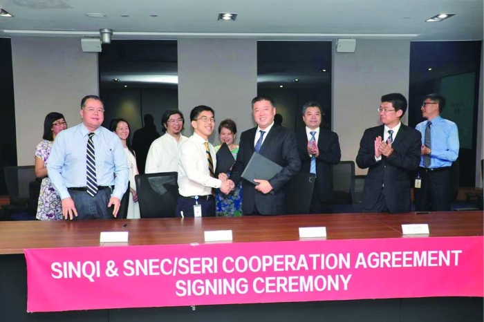 图为2016年6月，兴齐眼药与新加坡国立眼科中心签署合作协议。