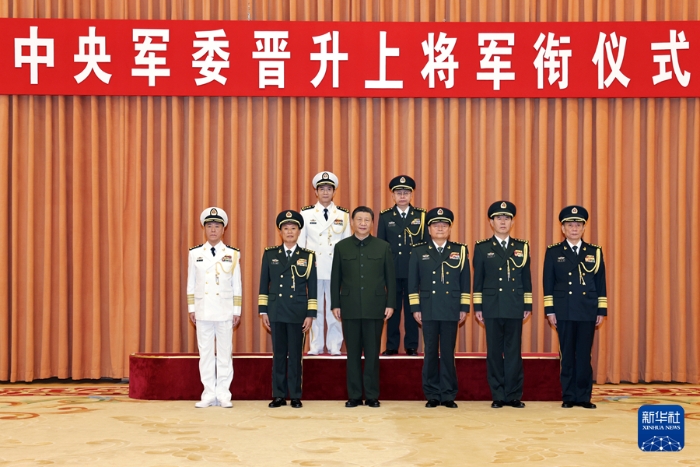 3月28日，中央军委晋升上将军衔仪式在北京八一大楼举行。中央军委主席习近平出席晋衔仪式。这是习近平等领导同志同晋升上将军衔的军官合影。新华社记者 李刚 摄