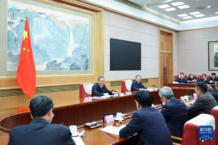 4月8日下午，中共中央政治局常委、国务院总理李强在北京主持召开经济形势专家和企业家座谈会，听取对当前经济形势和下一步经济工作的意见建议。新华社记者 刘彬 摄