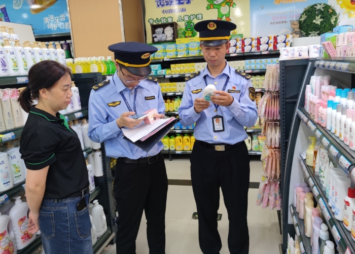 图为执法人员在一家超市检查儿童化妆品标签标识。