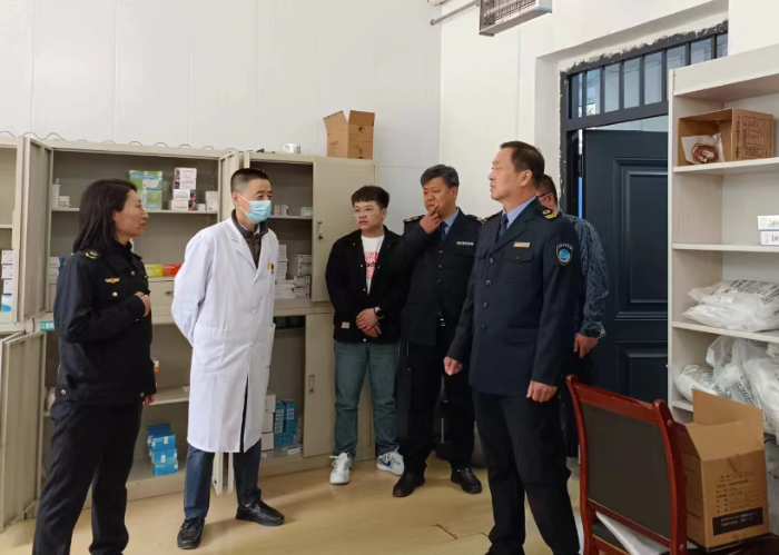 图为联合检查组在一家医疗机构检查。