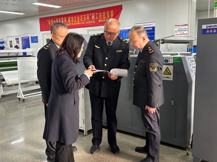 图为省市县三级监管人员检查在车间企业产品工艺规程