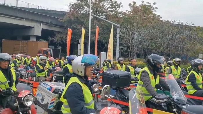 1月14日，2025年春运拉开帷幕。奔着同一个主题——团圆，万千人开启回家的旅途。回乡途中被称为“春运铁骑”的摩骑虽然越来越少，但仍备受关注。在一年年、一代代、一份份温情传递中，摩骑回乡路更宽敞，也更温暖、更轻松。