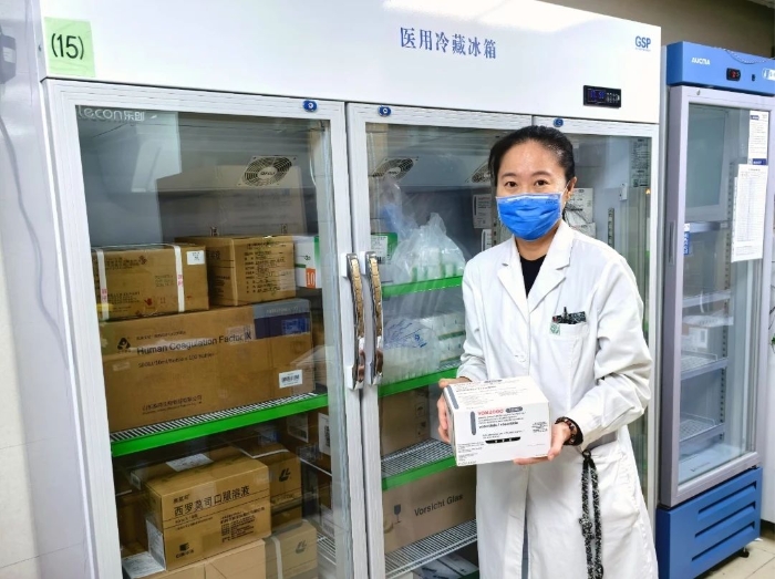 图为北京儿童医院药师向记者展示伏索利肽。