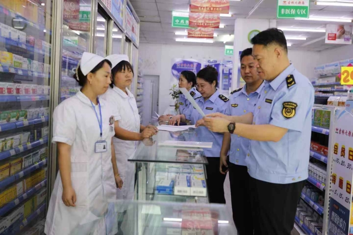 图为吉林省药监局开展药品流通环节“清源”行动专项督导检查。（叶阳欢摄）