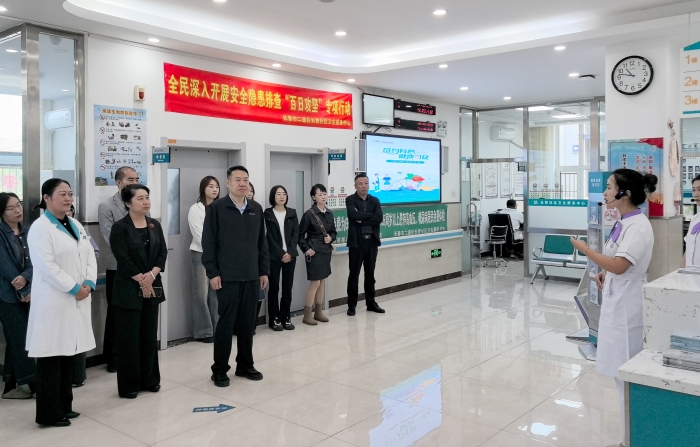 图为学员赴长春市二道区长青社区卫生服务中心观摩医疗机构药房规格化建设情况。