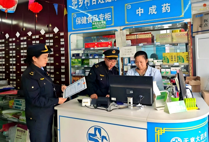 图为10月22日，该局监管人员在一家药店通过核查处方，检查执业药师是否在岗履职