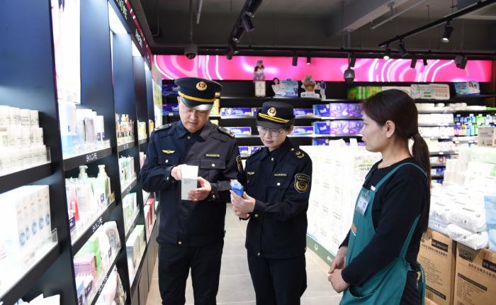 图为1月30日，开封市市场监管局执法人员在一家商超化妆品专柜检查标签标识是否规范完整。