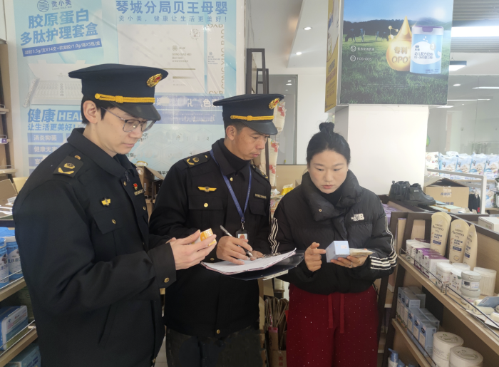 图为执法人员在一家母婴用品店检查幼儿护肤品注册备案情况。（鄢国卿 摄）