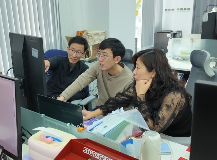 图为智冉医疗的工作人员在讨论。