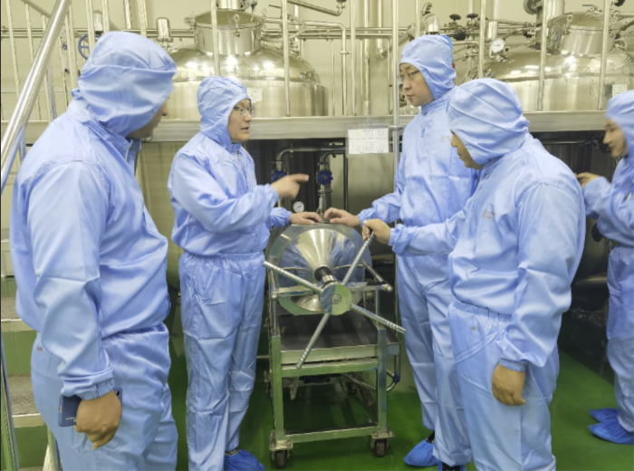 图为监管人员深入药品生产企业指导帮扶。