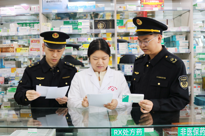 图为该局监管人员在一家药店检查。 图为该局监管人员在一家药店检查。