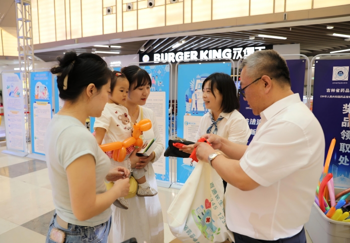 图为工作人员解答市民有关药品安全投诉举报相关问题。（叶阳欢摄）(1)