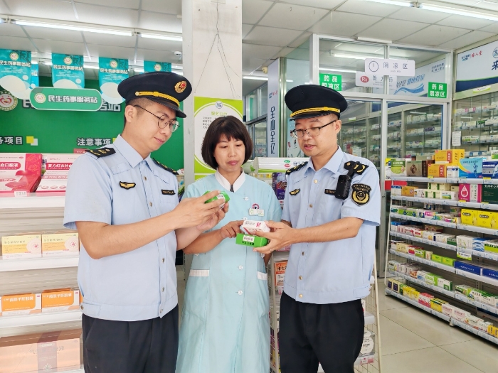 图为该局监管人员在一家药店检查药品外包装及储存情况。（孙杨倩 摄）
