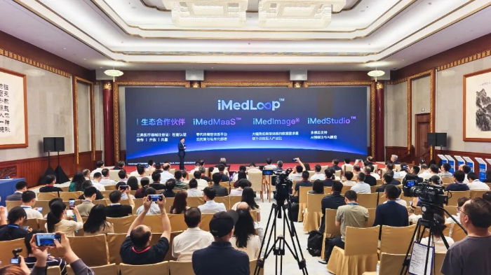 图为德适科技董事会主席、首席执行官宋宁发布iMedLoop平台。