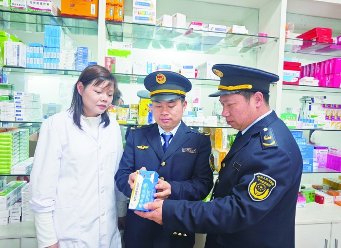 图④：2026年4月22日，湖北省药监局黄石分局监管人员深入零售药店查看药品追溯实施情况。湖北省药监局供图