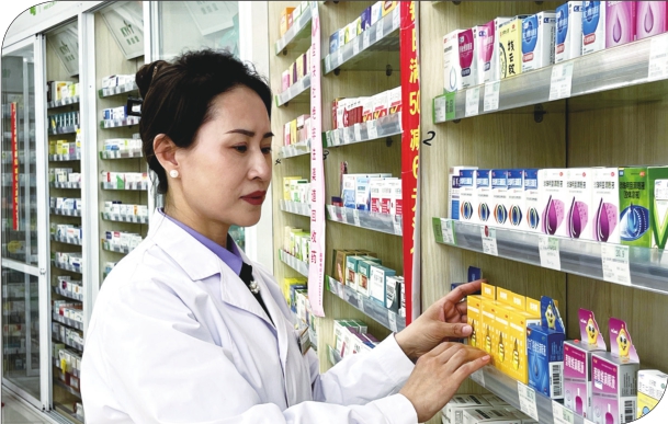 齐健正在整理货架上的药品。 图片由作者提供