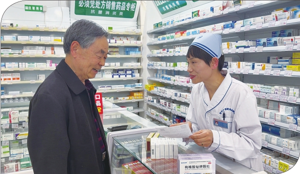 朱慧（右）正在给顾客讲解用药注意事项和健康养生知识。 图片由作者提供