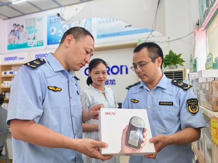 图为该局执法人员在一家医疗器械经营店进行检查。（何正君 摄）